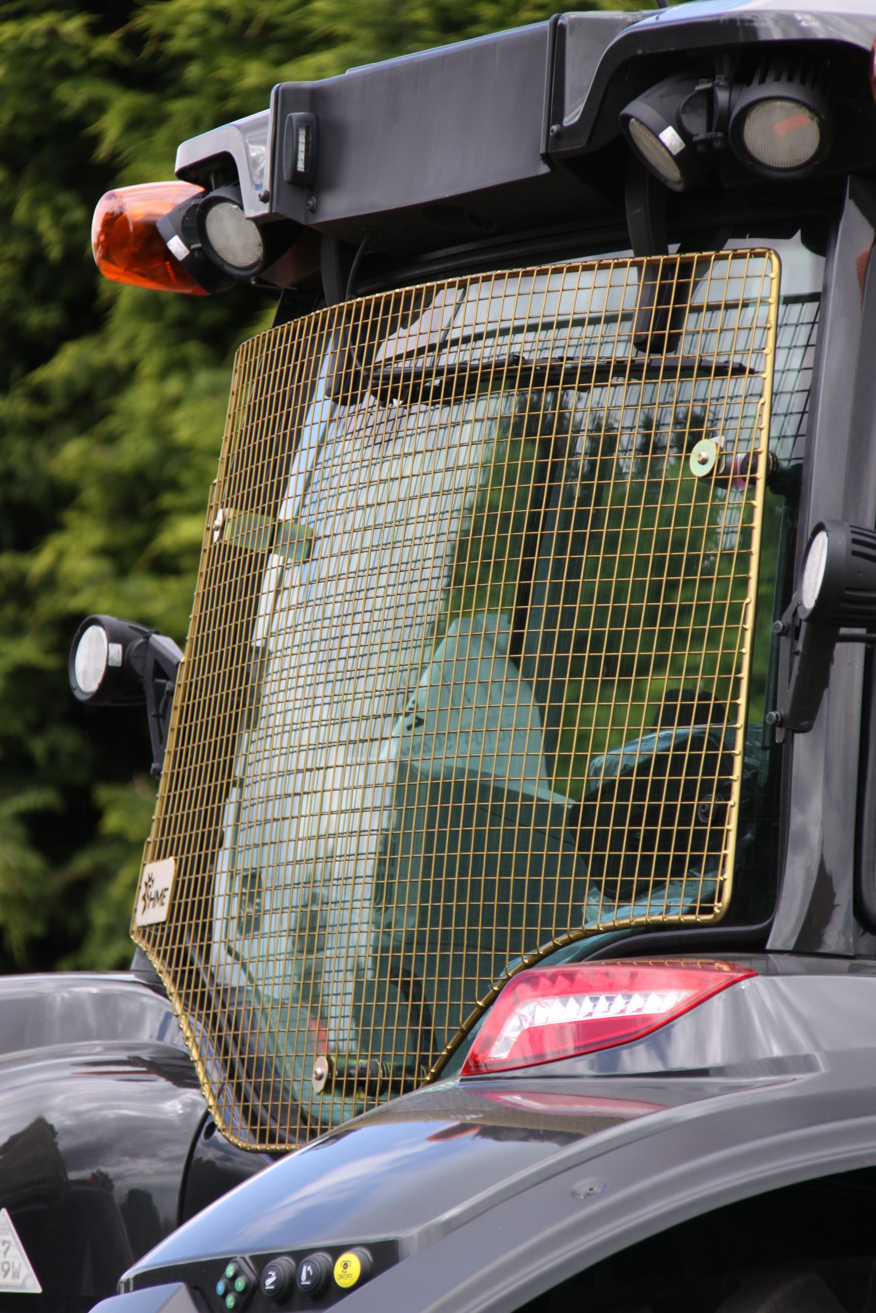 Valtra Rear Window Guard