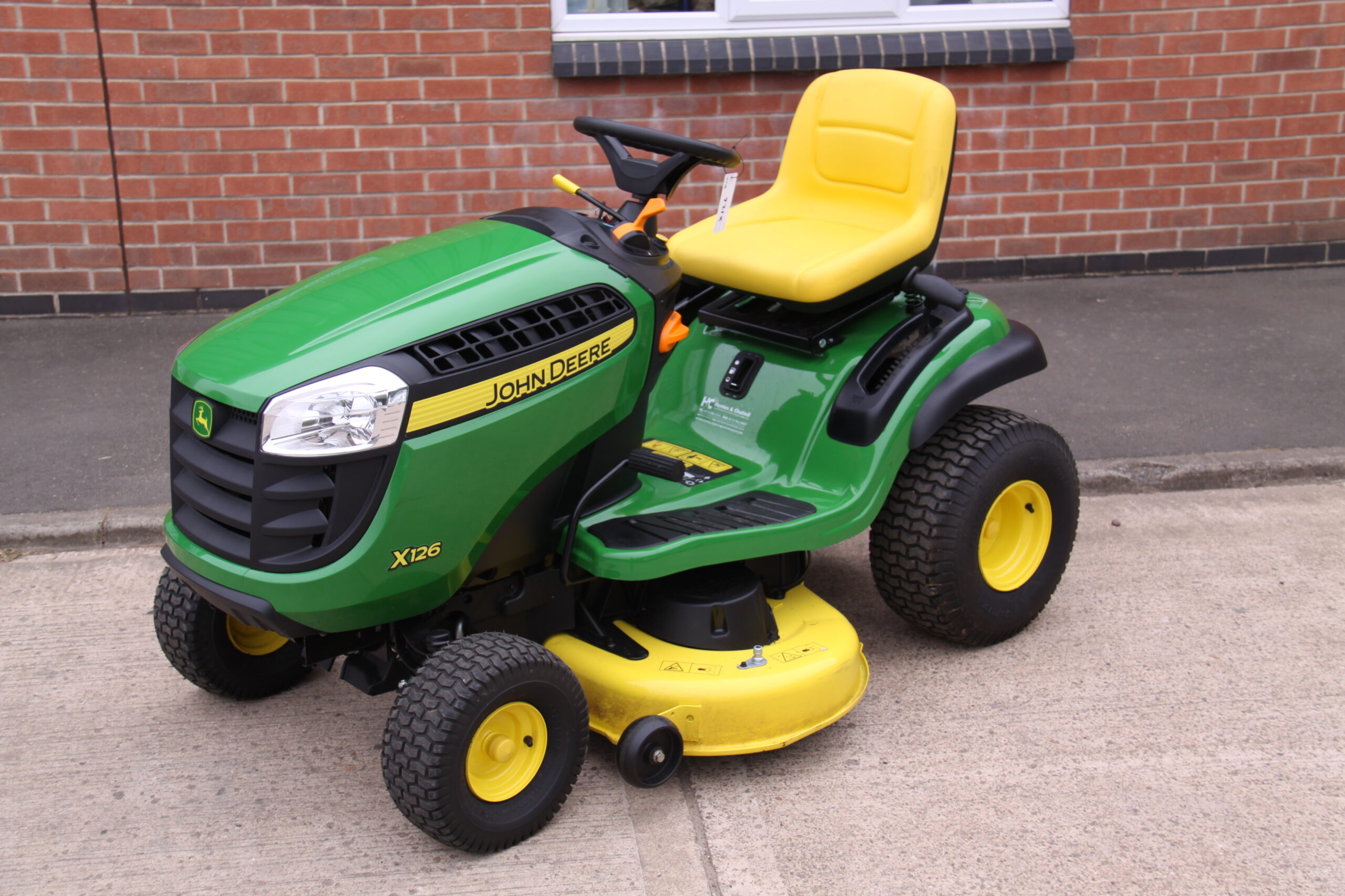 John Deere X126 Ride On Mower HME