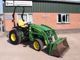 John Deere 2520 Compact Tractor with 200CX front loader and bucket